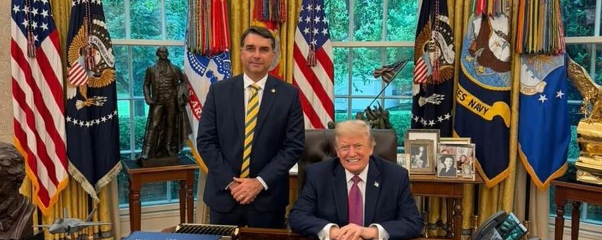 Flávio Bolsonaro, pré-candidato à presidência do Brasil, é recebido pelo presidente americano, Donald Trump, na Casa Branca, em 26 de maio de 2026 - Sputnik Brasil, 1920, 27.05.2026
