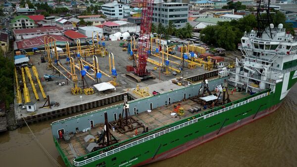 Navio de abastecimento, à frente, aguarda para ser carregado no rio Demerara, em Georgetown, Guiana - Sputnik Brasil