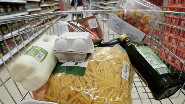 Uma cesta de compras em um carrinho de supermercado em Londres, 10 de junho de 2023 - Sputnik Brasil