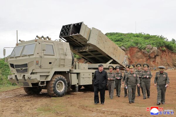 O líder norte-coreano, Kim Jong Un, supervisionou os testes de lançamento de mísseis balísticos táticos, foguetes de artilharia e mísseis de cruzeiro de precisão. - Sputnik Brasil