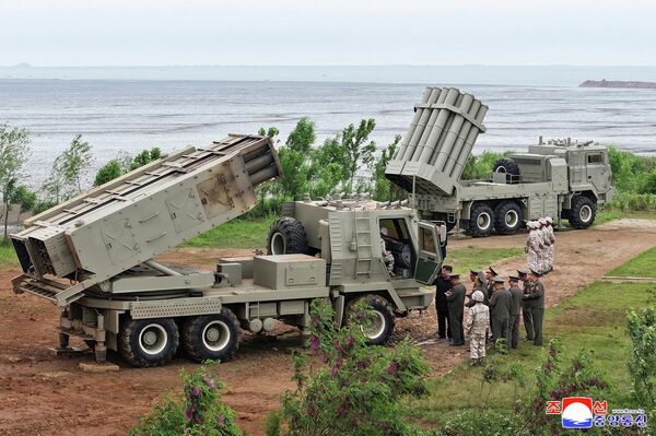 O líder norte-coreano, Kim Jong Un, participa dos testes de lançamento de mísseis balísticos táticos, foguetes de artilharia e mísseis de cruzeiro de precisão. - Sputnik Brasil