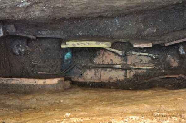 Sepultamento em leito de telhas com cinto de bronze, descoberto na necrópole pré-romana de Vasto - Sputnik Brasil