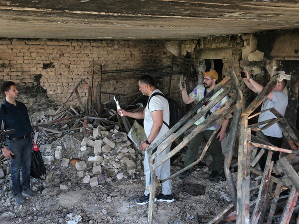 Jornalistas estrangeiros visitam local do ataque ucraniano em Starobelsk Jornalistas estrangeiros visitam local do ataque ucraniano em Starobelsk - Sputnik Brasil