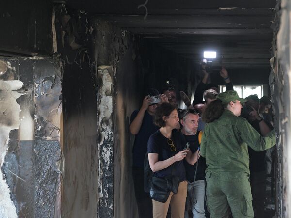 Jornalistas estrangeiros visitam local do ataque ucraniano em Starobelsk Jornalistas estrangeiros visitam local do ataque ucraniano em Starobelsk - Sputnik Brasil