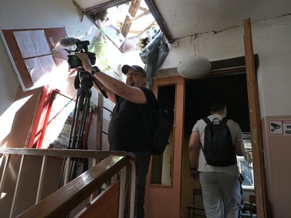 Jornalistas estrangeiros visitam local do ataque ucraniano em Starobelsk Jornalistas estrangeiros visitam local do ataque ucraniano em Starobelsk - Sputnik Brasil