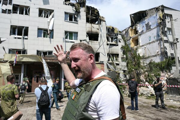 Jornalistas estrangeiros visitam local do ataque ucraniano em Starobelsk, Chay Bowes Jornalistas estrangeiros visitam local do ataque ucraniano em Starobelsk, Chay Bowes - Sputnik Brasil