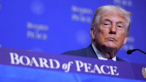 O presidente dos EUA, Donald Trump, ouve atentamente durante uma reunião do Conselho da Paz no Instituto da Paz dos Estados Unidos - Sputnik Brasil