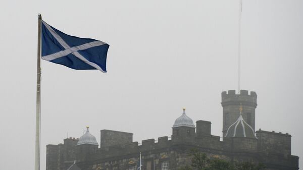 A bandeira escocesa com o Castelo de Edimburgo ao fundo - Sputnik Brasil