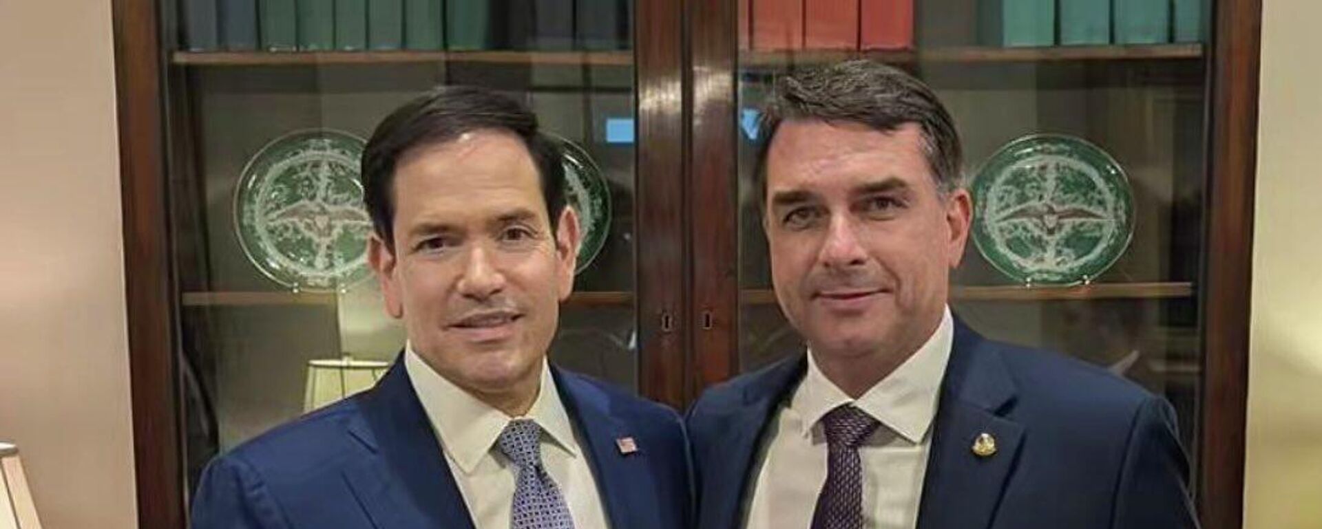 Senador e pré-candidato à presidência do Brasil, Flávio Bolsonaro (à direita) posa para foto com o secretário de Estado americano, Marco Rubio. Washington, D.C., 27 de maio de 2026 - Sputnik Brasil, 1920, 27.05.2026