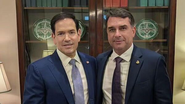 Senador e pré-candidato à presidência do Brasil, Flávio Bolsonaro (à direita) posa para foto com o secretário de Estado americano, Marco Rubio. Washington, D.C., 27 de maio de 2026 - Sputnik Brasil