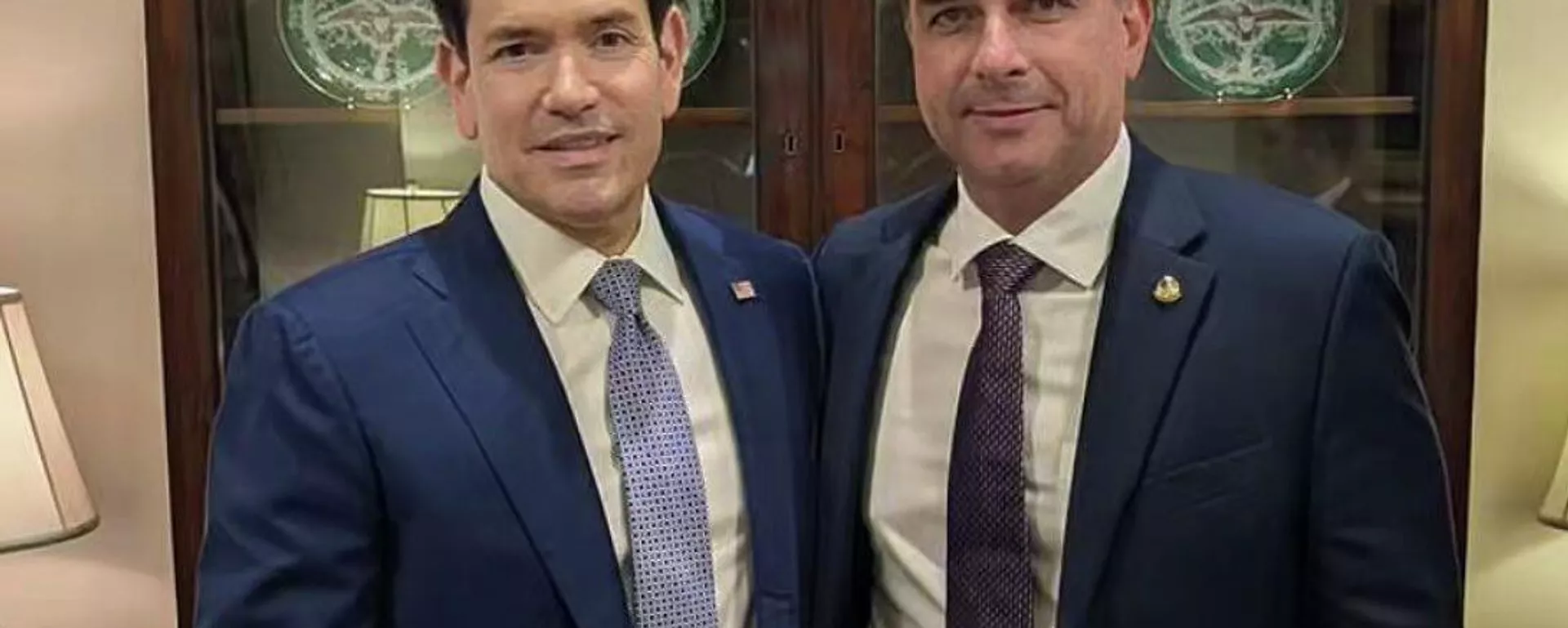 Senador e pré-candidato à presidência do Brasil, Flávio Bolsonaro (à direita) posa para foto com o secretário de Estado americano, Marco Rubio. Washington, D.C., 27 de maio de 2026 Senador e pré-candidato à presidência do Brasil, Flávio Bolsonaro (à direita) posa para foto com o secretário de Estado americano, Marco Rubio. Washington, D.C., 27 de maio de 2026 - Sputnik Brasil, 1920, 27.05.2026
