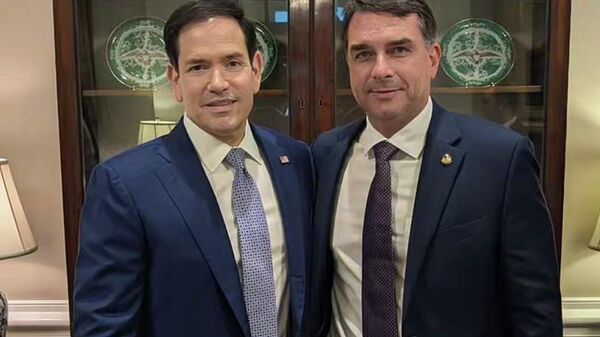 Senador e pré-candidato à presidência do Brasil, Flávio Bolsonaro (à direita) posa para foto com o secretário de Estado americano, Marco Rubio. Washington, D.C., 27 de maio de 2026 - Sputnik Brasil