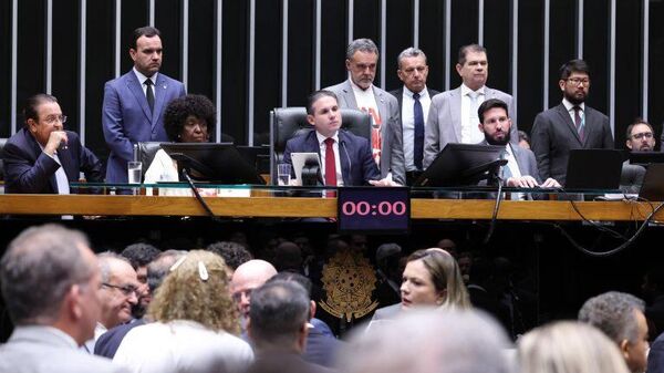 Votação em primeiro turno da PEC que prevê o fim da escala 6x1. 27 de maio de 2026 - Sputnik Brasil