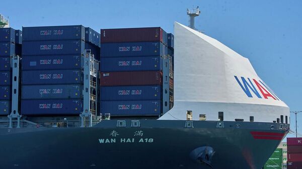 O navio cargueiro de bandeira chinesa Wan Zhon Hai 18 está atracado no Porto de Los Angeles, 1º de agosto de 2025 - Sputnik Brasil