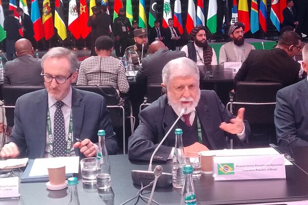 Celso Amorim discursa durante plenária no I Fórum Internacional de Segurança em Moscou. Ao seu lado, o embaixador do Brasil na Rússia, Sérgio Rodrigues - Sputnik Brasil