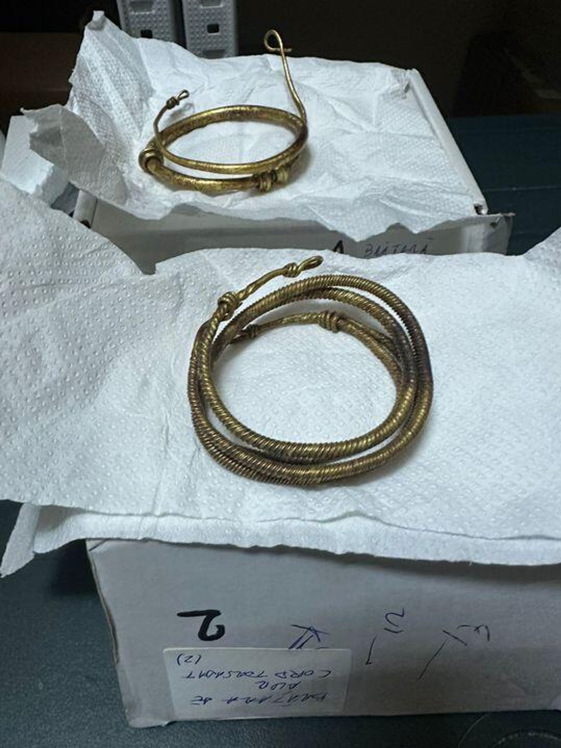 Colares de ouro de 3 mil anos, encontrados na Romênia Colares de ouro de 3 mil anos, encontrados na Romênia