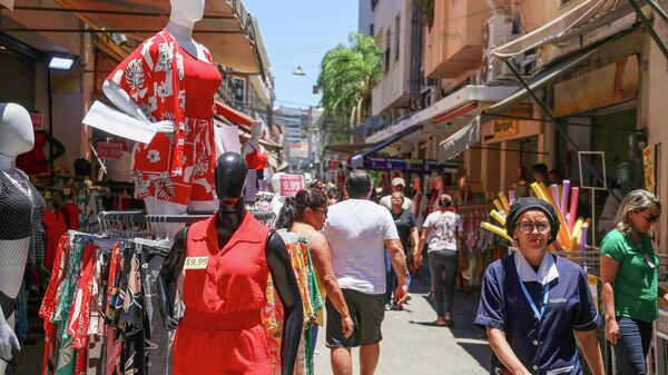 Consumidores fazem compras na antevéspera de Natal no Saara, na região central do Rio de Janeiro, 23 de dezembro de 2025 - Sputnik Brasil