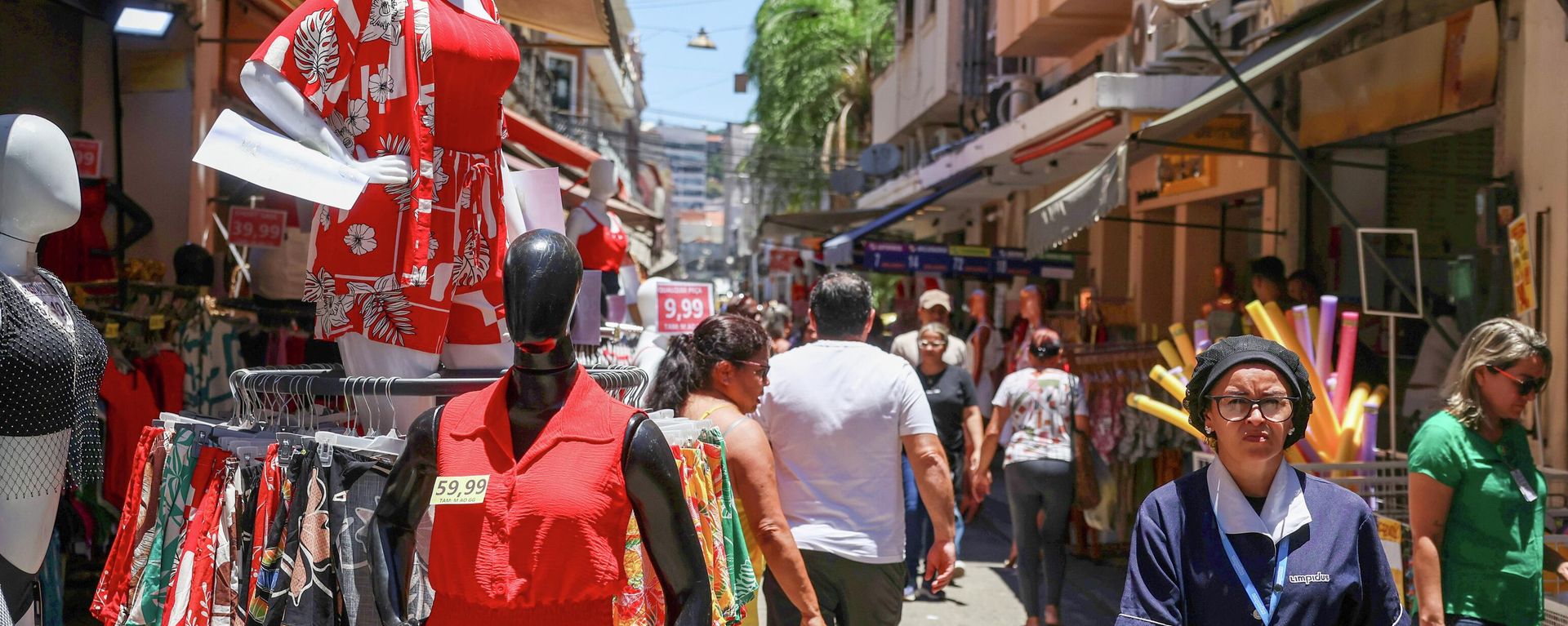 Consumidores fazem compras na antevéspera de Natal no Saara, na região central do Rio de Janeiro, 23 de dezembro de 2025 - Sputnik Brasil, 1920, 28.05.2026
