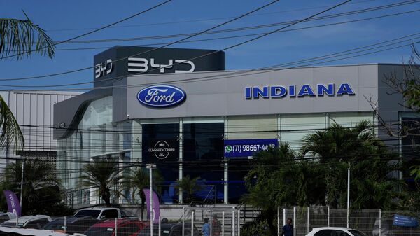 Placas de concessionárias da BYD e da Ford são exibidas em Camaçari, Bahia - Sputnik Brasil