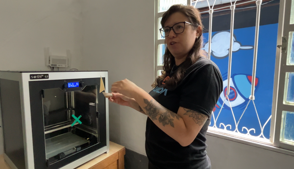 Luíza Carmelo, coordenadora pedagógica do instituto FuturoON, mostra funcionamento de uma impressora 3D. São Gonçalo, 29 de maio de 2026 - Sputnik Brasil