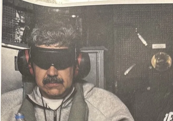 O presidente venezuelano, Nicolás Maduro, a bordo do USS Iwo Jima após ter sido levado pelas forças norte-americanas. O presidente venezuelano, Nicolás Maduro, a bordo do USS Iwo Jima após ter sido levado pelas forças norte-americanas. - Sputnik Brasil