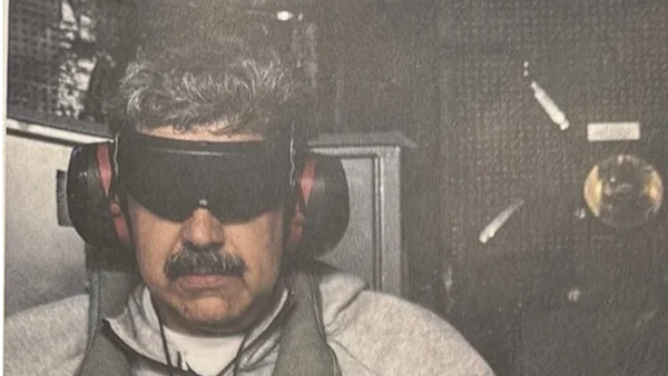 O presidente venezuelano, Nicolás Maduro, a bordo do USS Iwo Jima após ter sido levado pelas forças norte-americanas - Sputnik Brasil