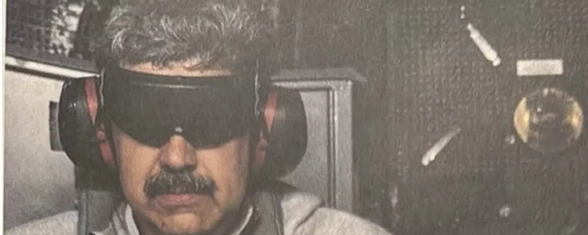 O presidente venezuelano, Nicolás Maduro, a bordo do USS Iwo Jima após ter sido levado pelas forças norte-americanas - Sputnik Brasil, 1920, 01.06.2026