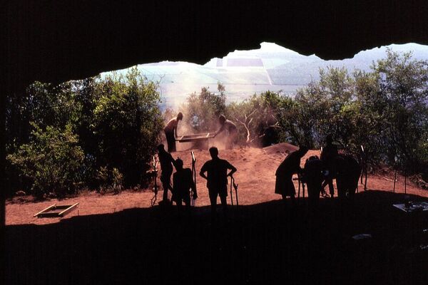 Peneiramento de sedimentos na foz da Caverna Border, perto de Ingwavuma. - Sputnik Brasil