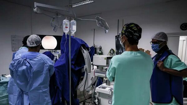 Médicos acompanham procedimento realizado em paciente - Sputnik Brasil
