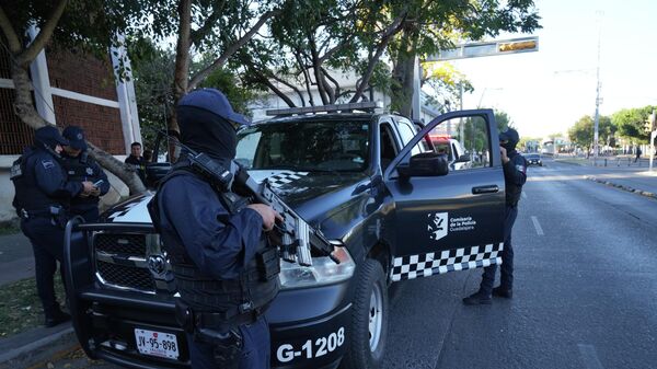 Policiais mexicanos patrulham ruas após morte de Nemesio Oseguera Cervantes, conhecido como El Mencho, líder do cartel Nova Geração Calisco, em 23 de fevereiro de 2026 - Sputnik Brasil