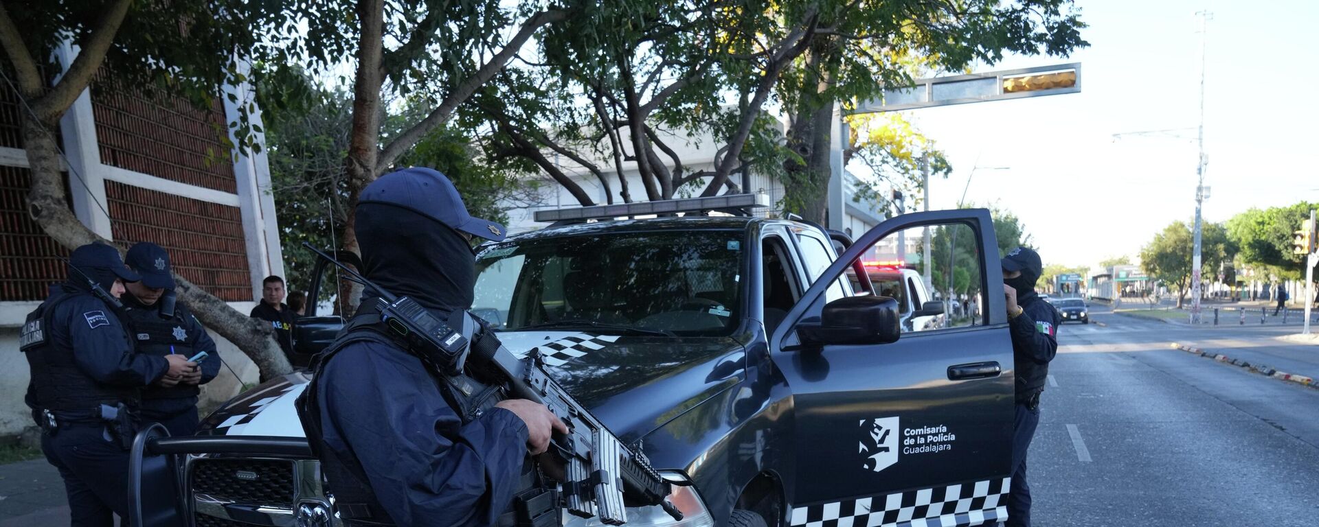 Policiais mexicanos patrulham ruas após morte de Nemesio Oseguera Cervantes, conhecido como El Mencho, líder do cartel Nova Geração Calisco, em 23 de fevereiro de 2026 - Sputnik Brasil, 1920, 30.05.2026