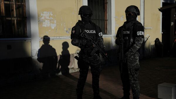 Policiais patrulham os arredores da Assembleia Nacional antes do discurso do presidente Daniel Noboa, em Quito, Equador, em 24 de maio de 2026 - Sputnik Brasil