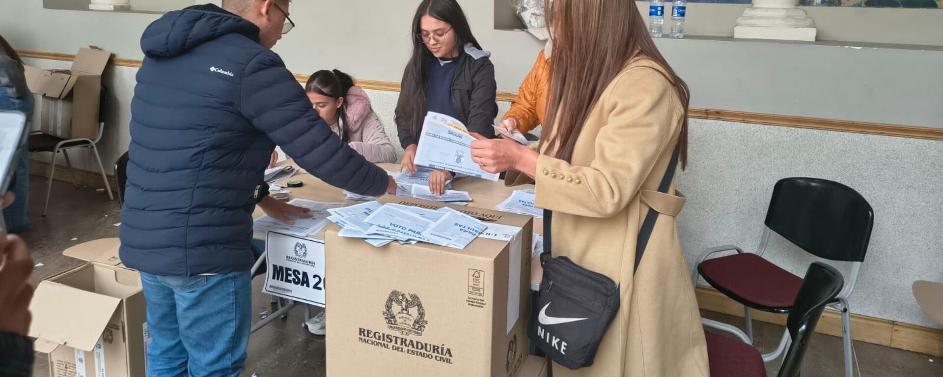 Funcionários do Conselho Nacional Eleitoral (CNE) da Colômbia durante os preparativos para a eleição presidencial de 31 de maio de 2026 - Sputnik Brasil, 1920, 31.05.2026