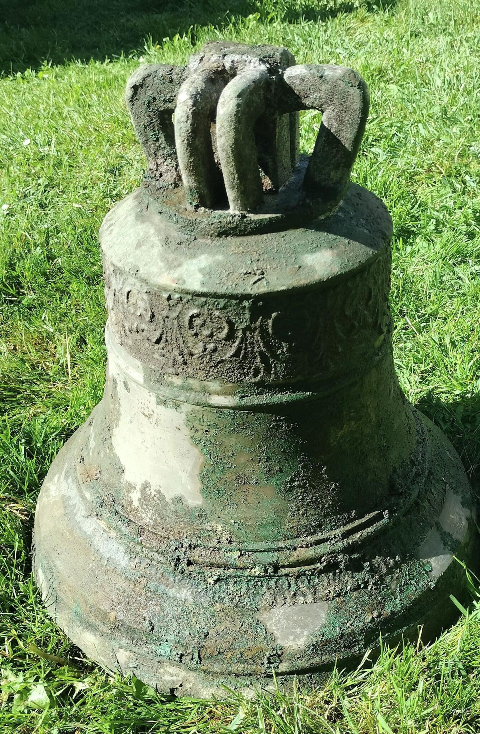 Sino de igreja encontrado durante obras rodoviárias na Polônia. Sino de igreja encontrado durante obras rodoviárias na Polônia.
