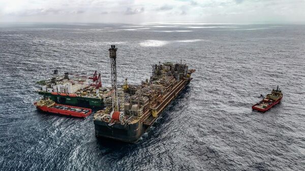Brasil estará entre os maiores destinos de investimentos no petróleo após conflito EUA-Israel-Irã, diz analista - Sputnik Brasil