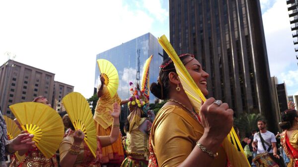 Centenas de pessoas participam do Festival Ratha Yatra na avenida Paulista, em São Paulo, em 31 de maio de 2026 - Sputnik Brasil