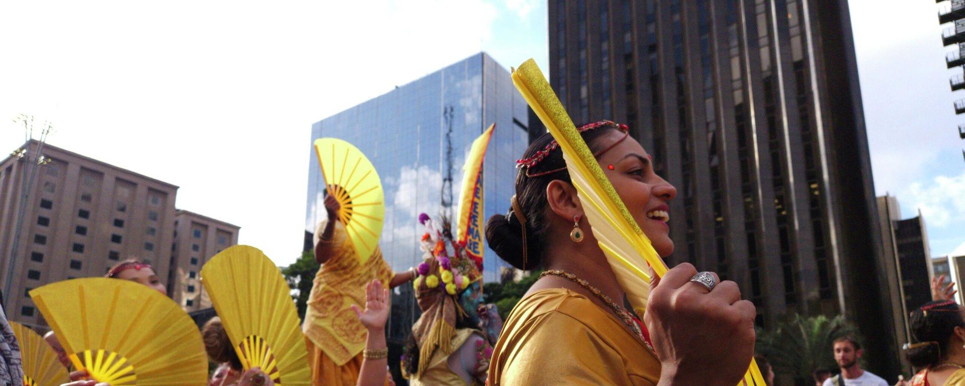 Centenas de pessoas participam do Festival Ratha Yatra na avenida Paulista, em São Paulo, em 31 de maio de 2026 - Sputnik Brasil, 1920, 31.05.2026