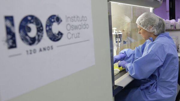 Cientista do Instituto Oswaldo Cruz (IOC) manipula amostra - Sputnik Brasil
