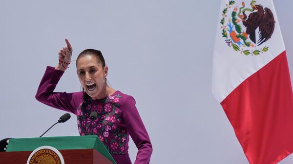 A presidente do México, Claudia Sheinbaum, discursa para seus apoiadores no Monumento à Revolução, na Cidade do México, em 31 de maio de 2026, marcando dois anos no poder - Sputnik Brasil