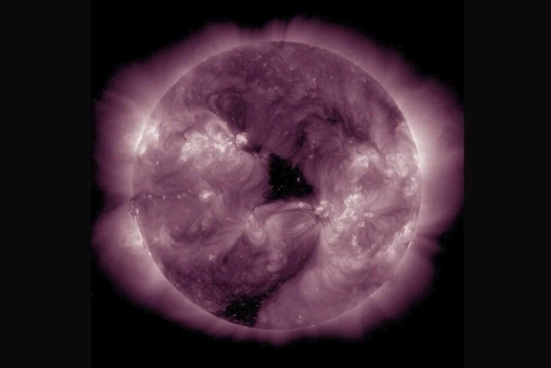 Um buraco coronal na forma de um triângulo retangular quase perfeito forma-se no Sol - Sputnik Brasil, 1920, 01.06.2026