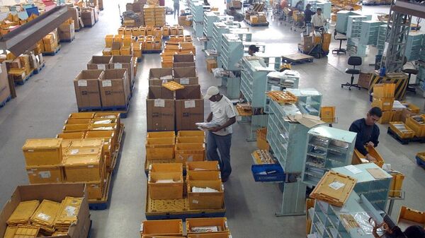 Funcionários dos Correios trabalham separando encomendas - Sputnik Brasil