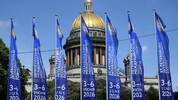Bandeiras com símbolos do Fórum Econômico Internacional de São Petersburgo 2026 - Sputnik Brasil