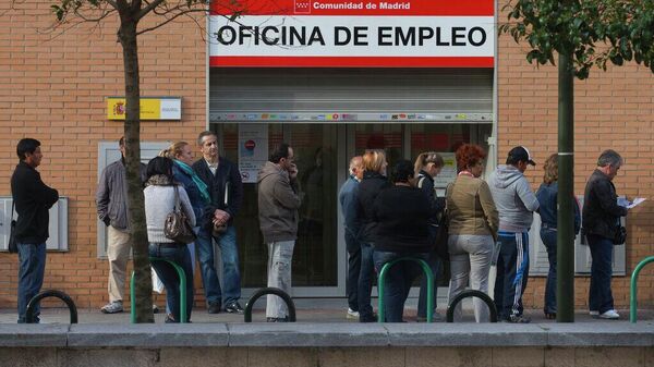 Nesta foto de arquivo, pessoas fazem fila em frente a um posto de registro de desempregados em Madri, Espanha, 6 de maio de 2013 - Sputnik Brasil