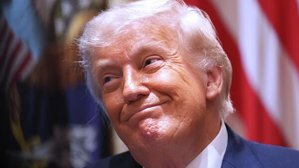 O presidente dos Estados Unidos, Donald Trump, durante encontro na Casa Branca. Washington, D.C., 27 de maio de 2026 - Sputnik Brasil