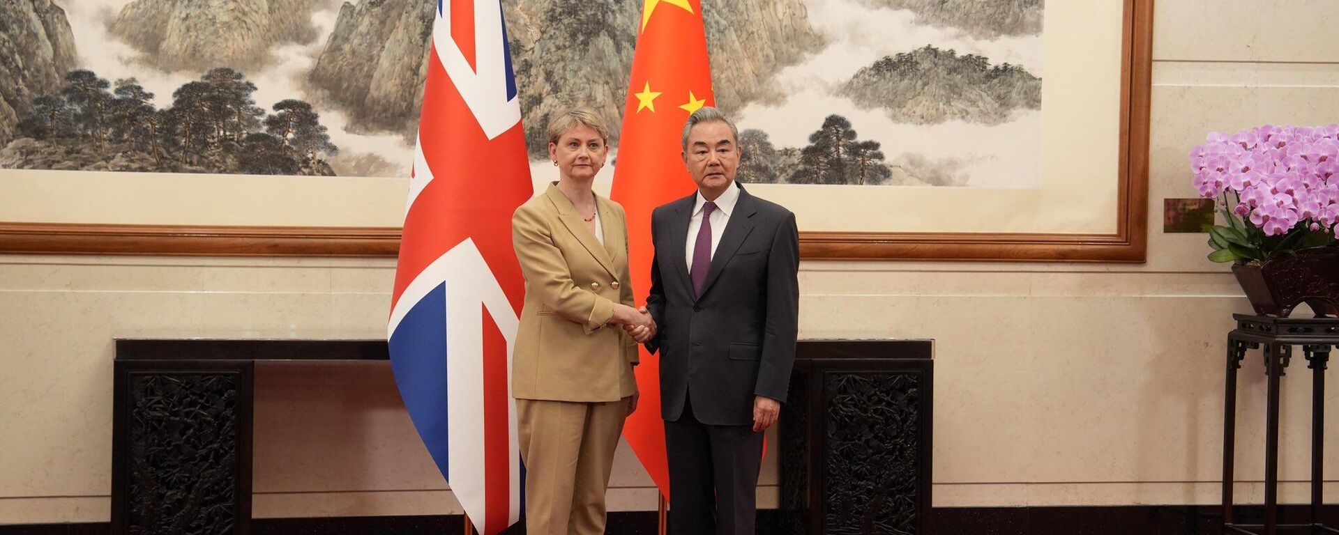 A secretária de Relações Exteriores britânica Yvette Cooper e o ministro das Relações Exteriores chinês Wang Yi durante uma reunião em Pequim A secretária de Relações Exteriores britânica Yvette Cooper e o ministro das Relações Exteriores chinês Wang Yi durante uma reunião em Pequim - Sputnik Brasil, 1920, 04.06.2026