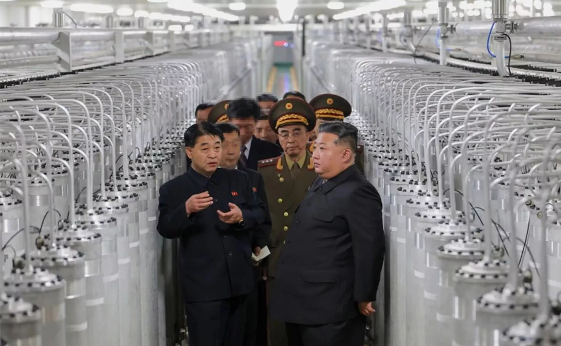 O líder da Coreia do Norte, Kim Jong-un, visita uma nova fábrica de produção de materiais nucleares. - Sputnik Brasil, 1920, 04.06.2026