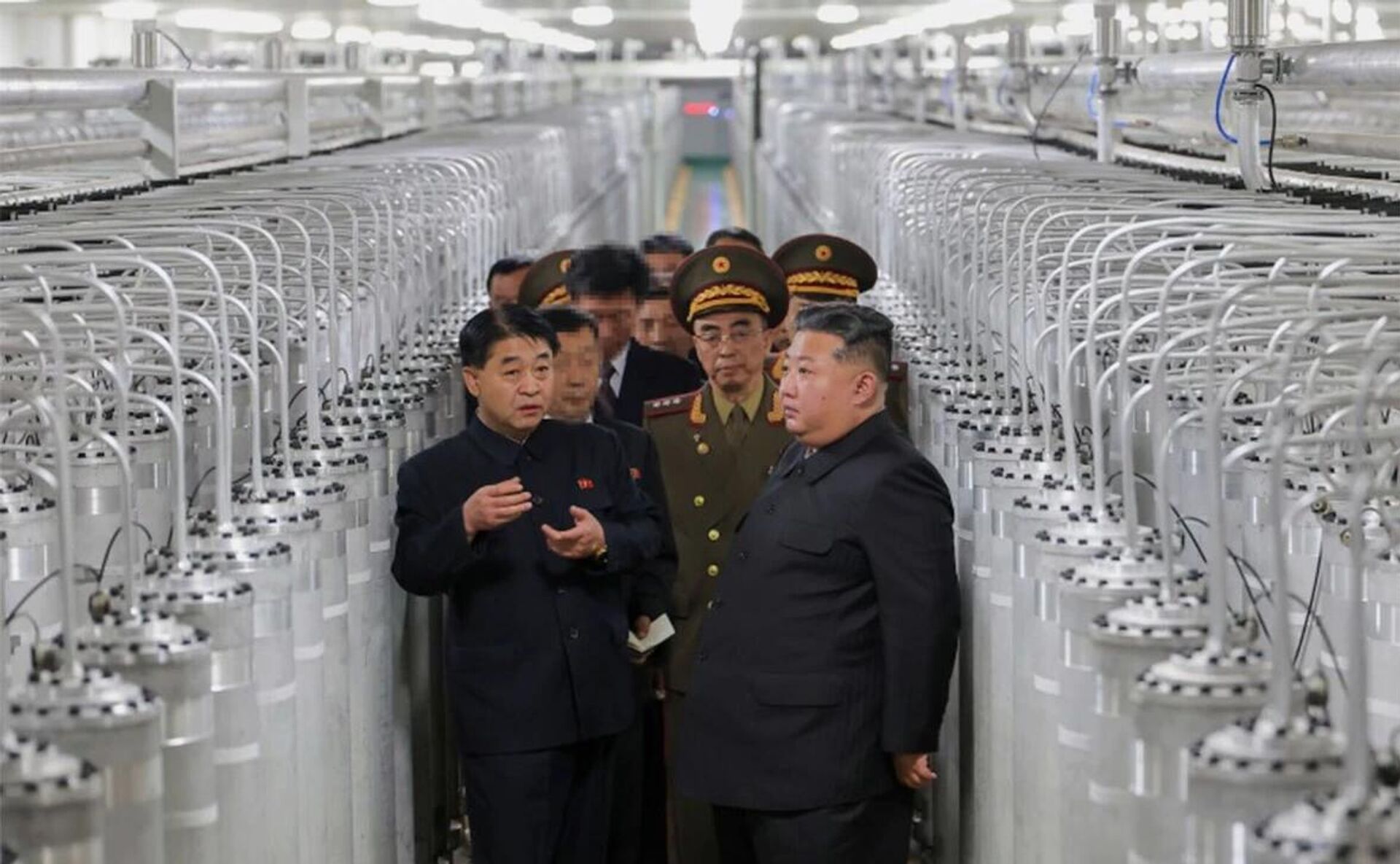 O líder da Coreia do Norte, Kim Jong-un, visita uma nova fábrica de produção de materiais nucleares.