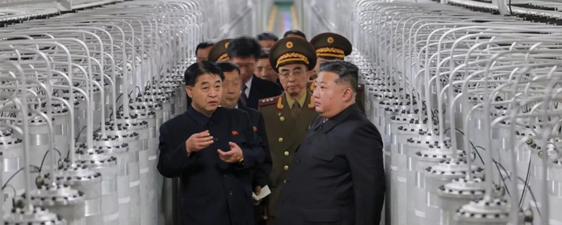 O líder da Coreia do Norte, Kim Jong-un, visita uma nova fábrica de produção de materiais nucleares. - Sputnik Brasil, 1920, 04.06.2026