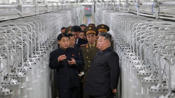O líder da Coreia do Norte, Kim Jong-un, visita uma nova fábrica de produção de materiais nucleares. - Sputnik Brasil