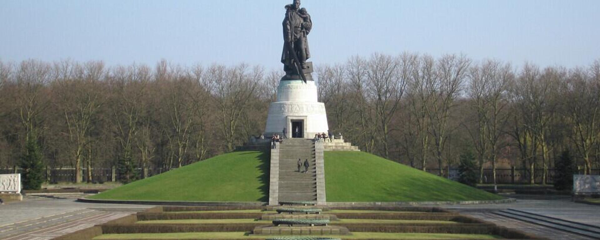 Memorial aos soldados soviéticos em Treptow Park, em Berlim - Sputnik Brasil, 1920, 04.06.2026